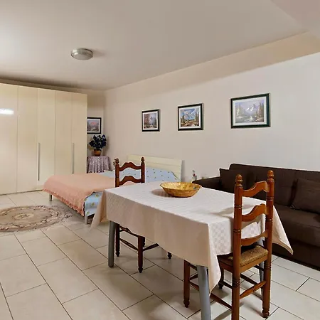 Private Flatlet In A With Pool - 6 Guests Max *