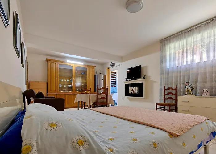 Private Guest - With Pool